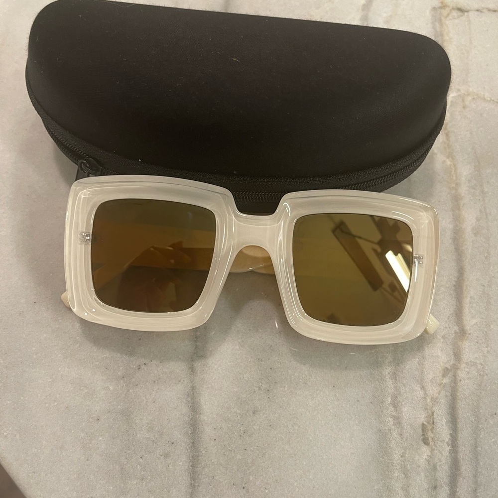 Clear Acrylic frame sunglasses New with case - Picture 3 of 4